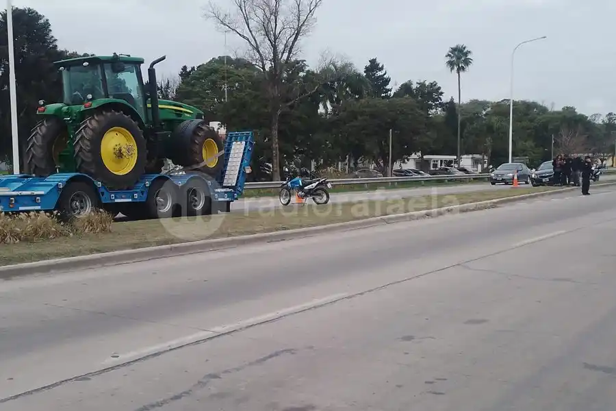 Chocó contra un camión con carretón y terminó sobre el cantero en la ruta