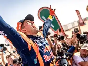 La victoria de Benavides vuelve a remarcar que en la alta competencia, la carrera no termina hasta que se cruza el último puesto de control.