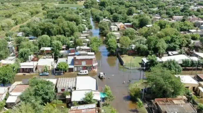 Más consecuencias del mal tiempo: La lluvia acumulada en Dolores era de 300 mm en un día y hubo evacuados