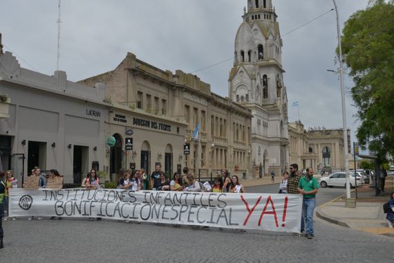 Las docentes de jardines municipales volvieron a manifestarse y el tema generó cruces en el Concejo