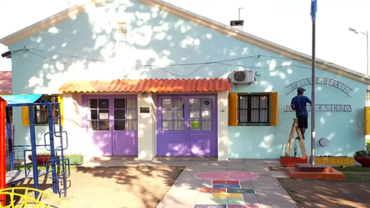 Suspenden a la directora de un jardín de Córdoba por maltratar y echar insecticida