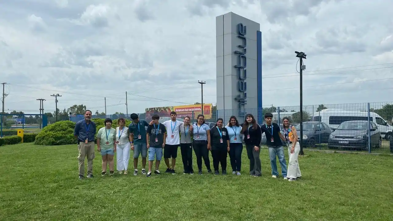 Alumnos secundarios de Chascomús recorrieron la planta de Unitec Blue para conocer el mundo laboral