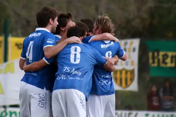 Deportivo Urdinarrain a puro gol, se trepó a lo más alto