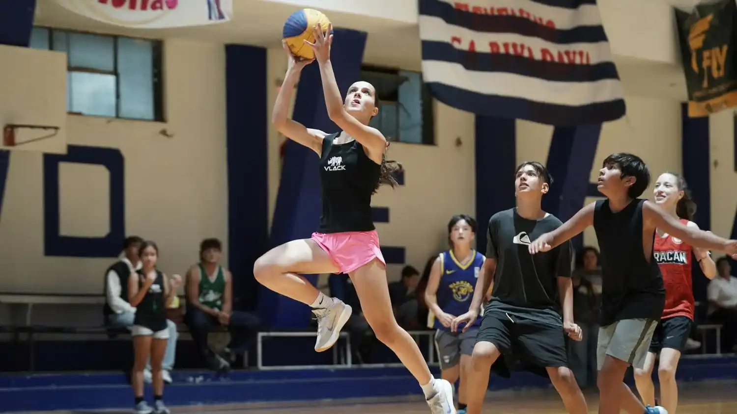 "Hasta que cante el gallo" - Piso de los deportes (Básquet)