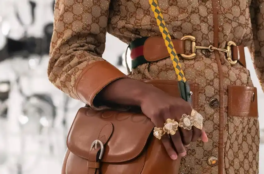 Logomanía, colores vivos y mucha joyería