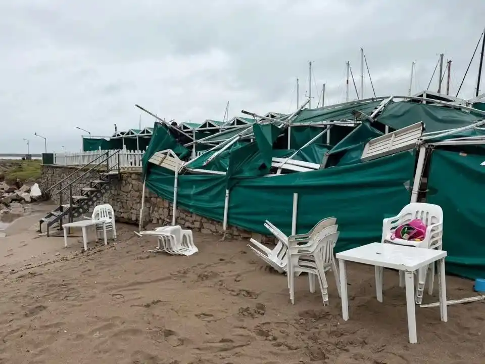 El balneario del Club Náutico Mar del Plata sufrió importantes destrozos como consecuencia del temporal que afectó a la ciudad en las últimas horas.