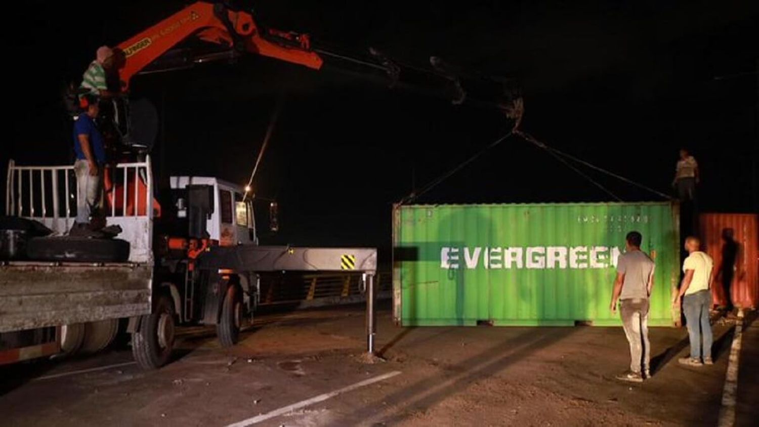COMIENZA RETIRO de contenedores que obstaculizan el puente de Tienditas