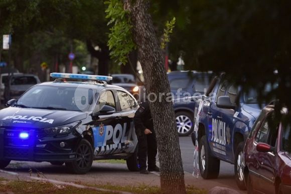 Pasó varios semáforos en rojo y evadió a la Policía cuando le dieron voz de alto: lo persiguieron y quedó detenido
