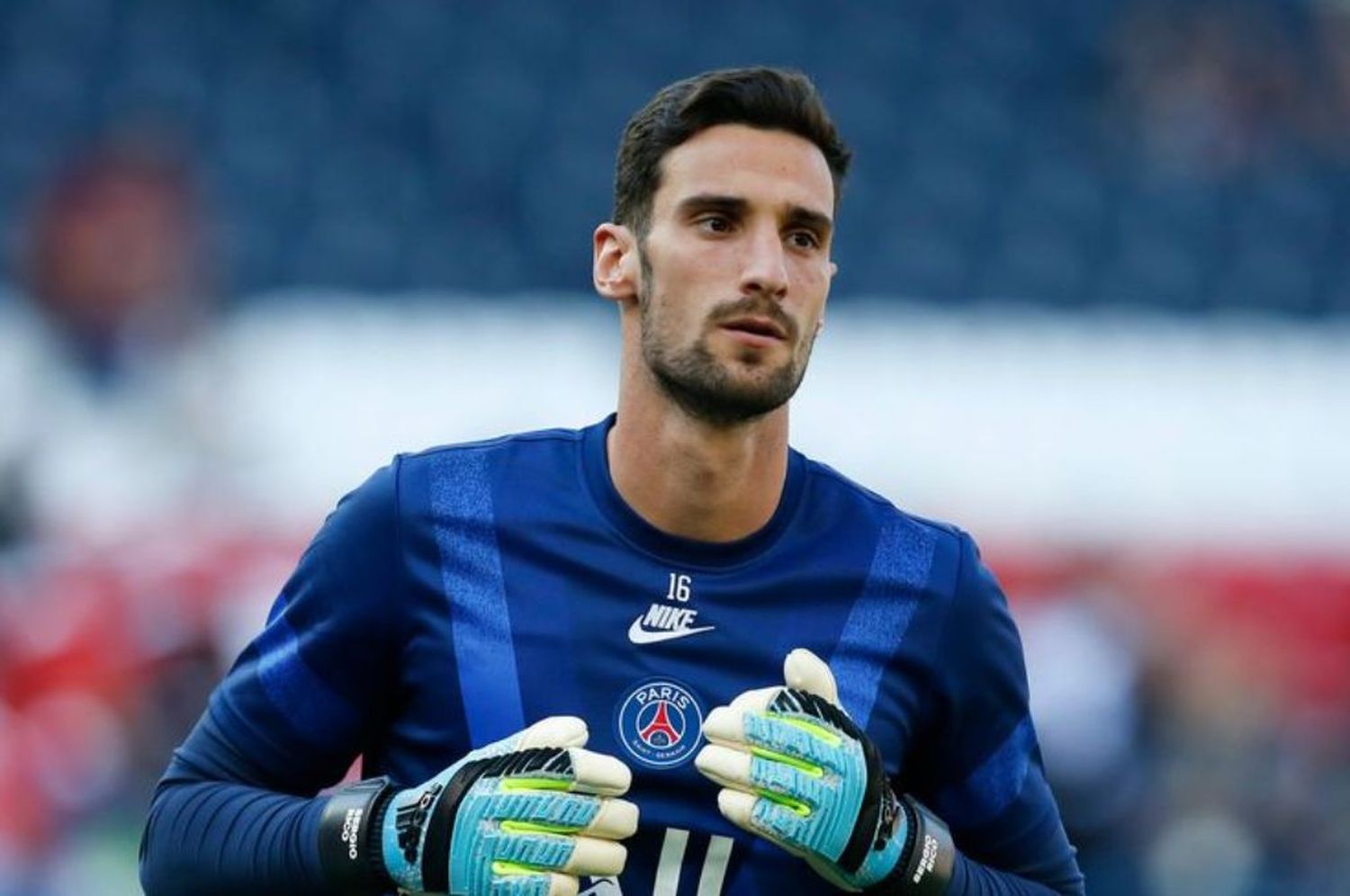 Conmoción en el PSG: el arquero Sergio Rico se cayó de un caballo y pelea por su vida