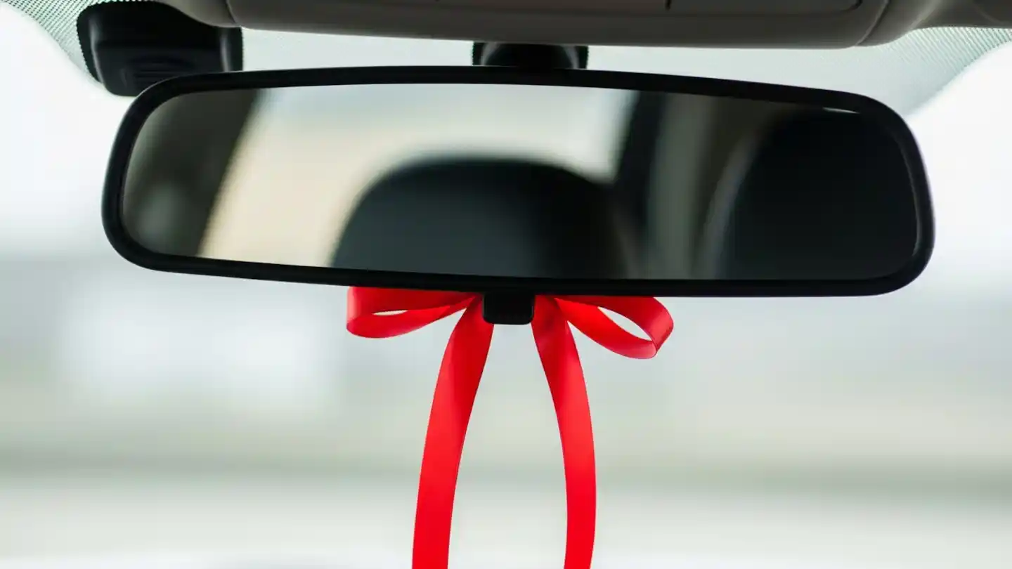 ¿Por qué es "lo mejor" colgar una cinta roja en el auto, según el Feng Shui?