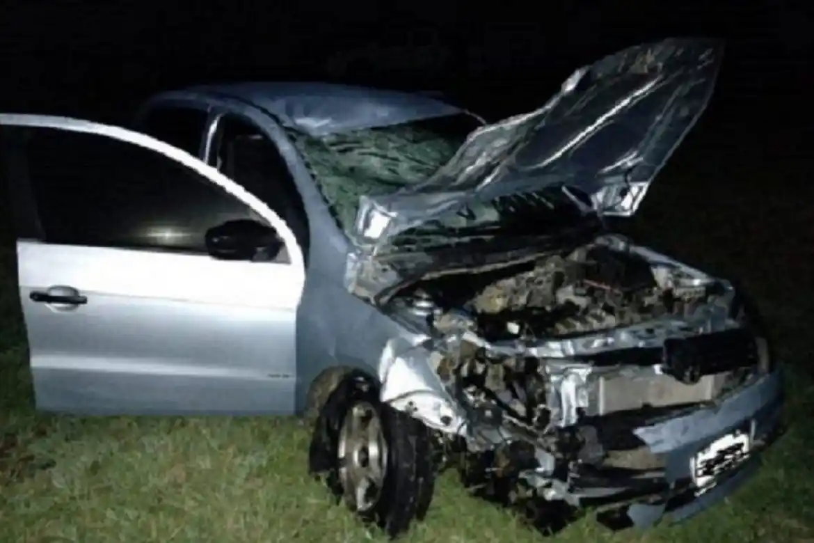 Dos jóvenes perdieron la vida al chocar con su moto contra un auto en el acceso a Ramírez
