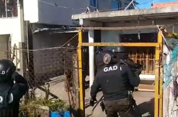 Doble allanamiento por abuso de armas: un aprehendido y dos pistolas secuestradas