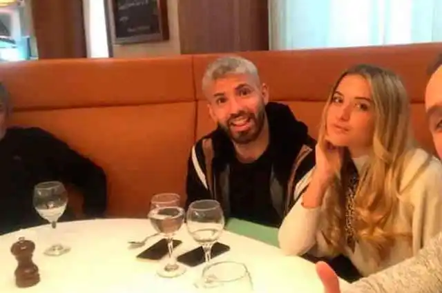 El Kun Agüero ya se deja ver con su novia veinteañera
