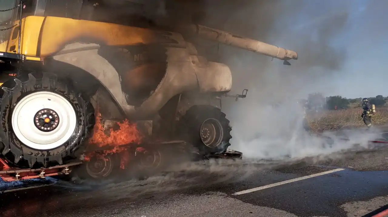 Incendio en Ruta 34: una cosechadora quedó destruida tras prenderse fuego sobre un carretón