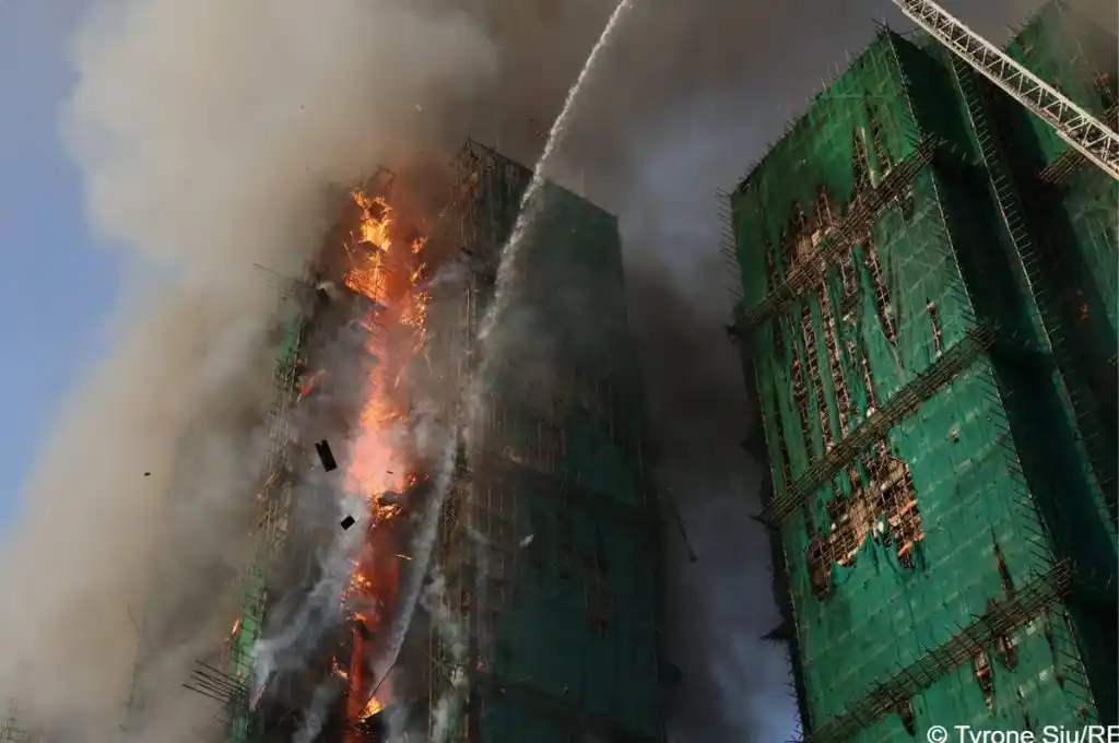 Tres torres incendiadas en Hong Kong