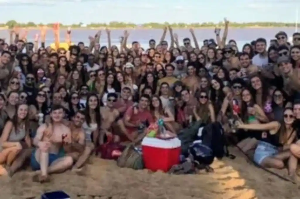 Escandaló: cerca de 200 estudiantes de medicina festejaron la clásica “bajada”