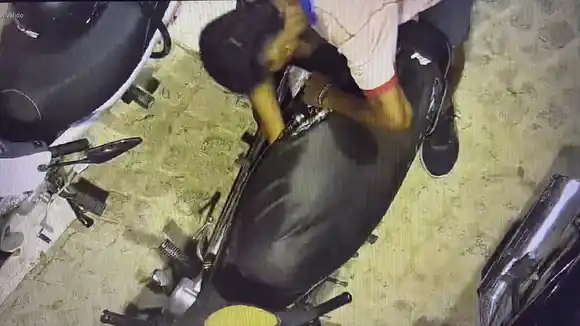 Robó una campera desde la baulera de una moto y lo descubrieron infraganti