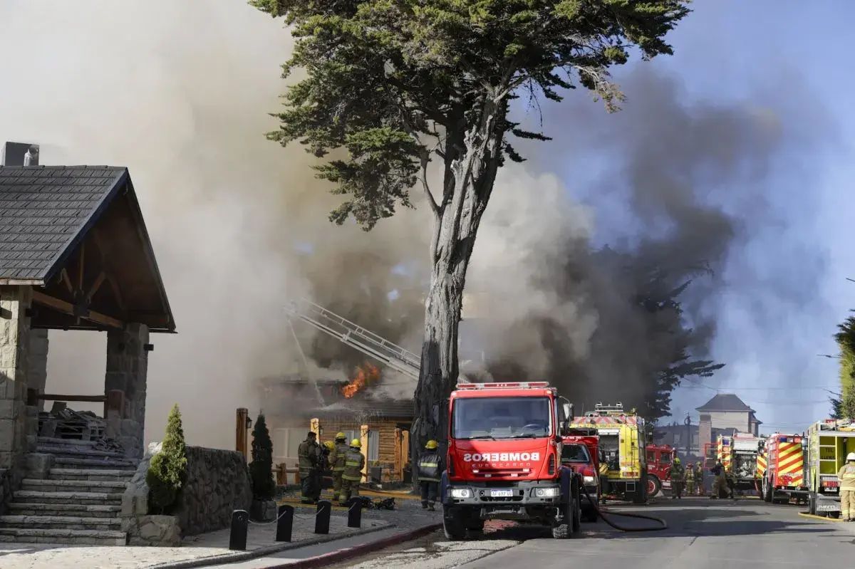 Un voraz incendio destruyó el histórico Hotel Huemul frente al Nahuel Huapi