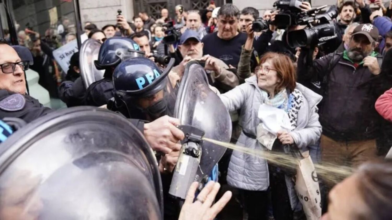 Los jubilados fueron nuevamente reprimidos durante una protesta.