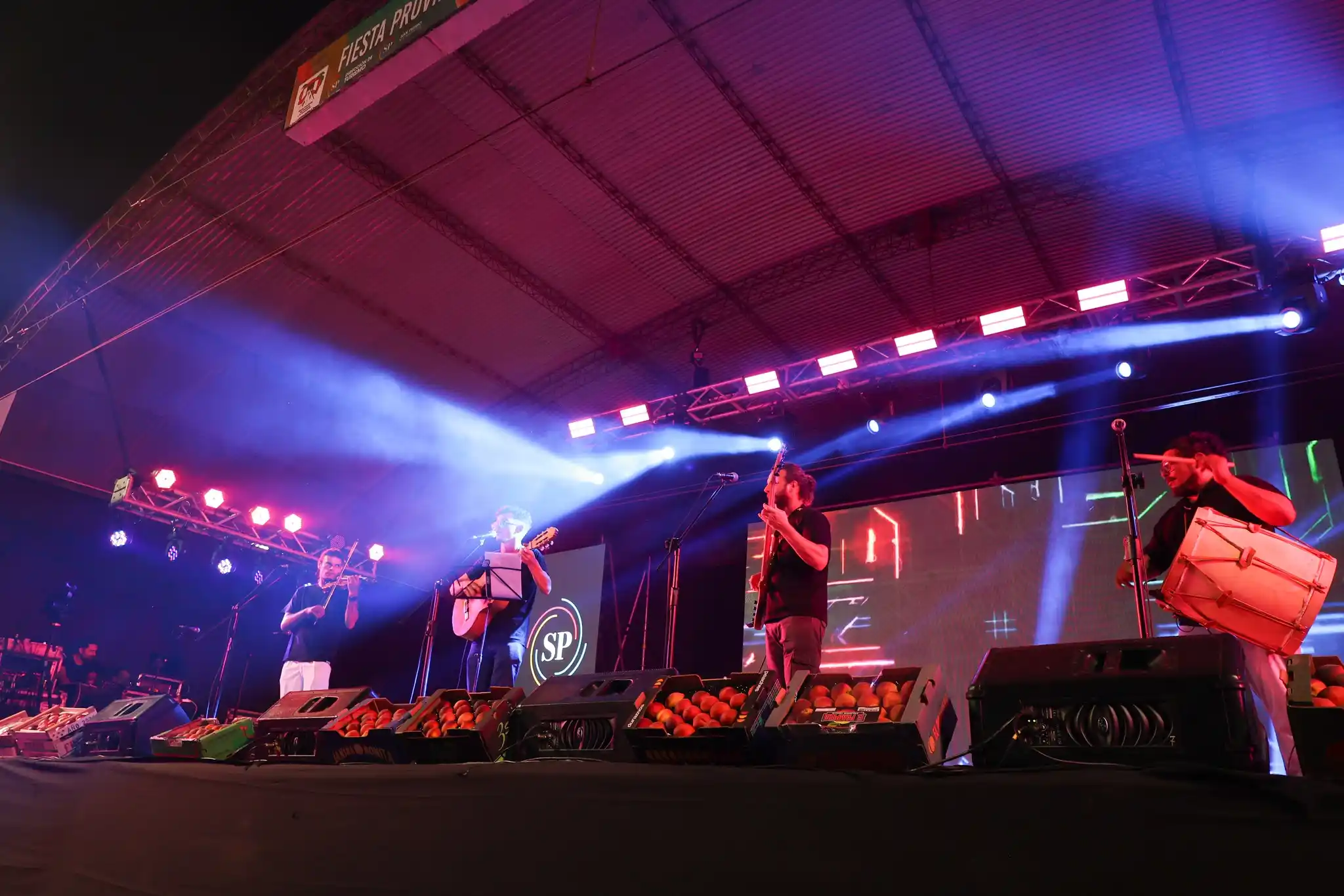 Fiesta del Durazno: con Los Moros y artistas locales, Gobernador Castro vive su evento en Agricultores