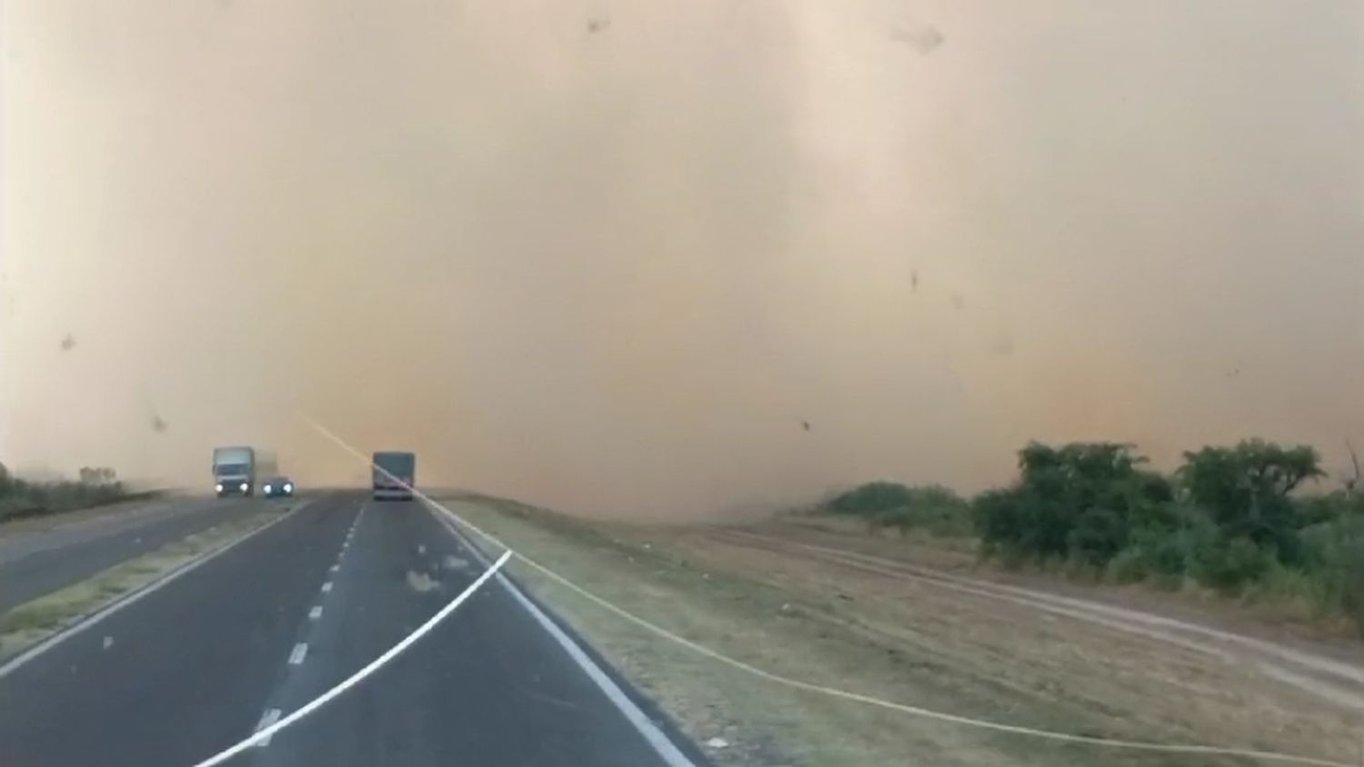 Se reanudó el fuego en la Isla Talavera y hay visión reducida entre los puentes de Zárate-Brazo Largo