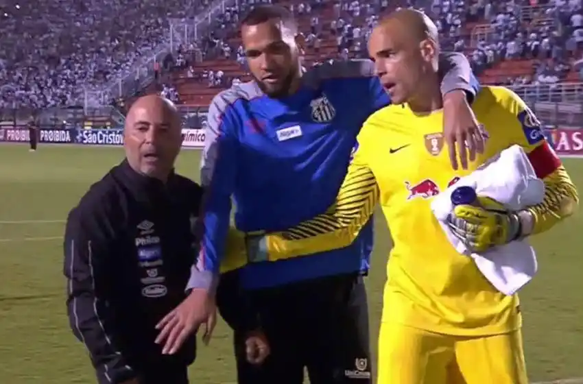 Pese al triunfo de Santos, Sampaoli casi termina a las piñas con el DT rival