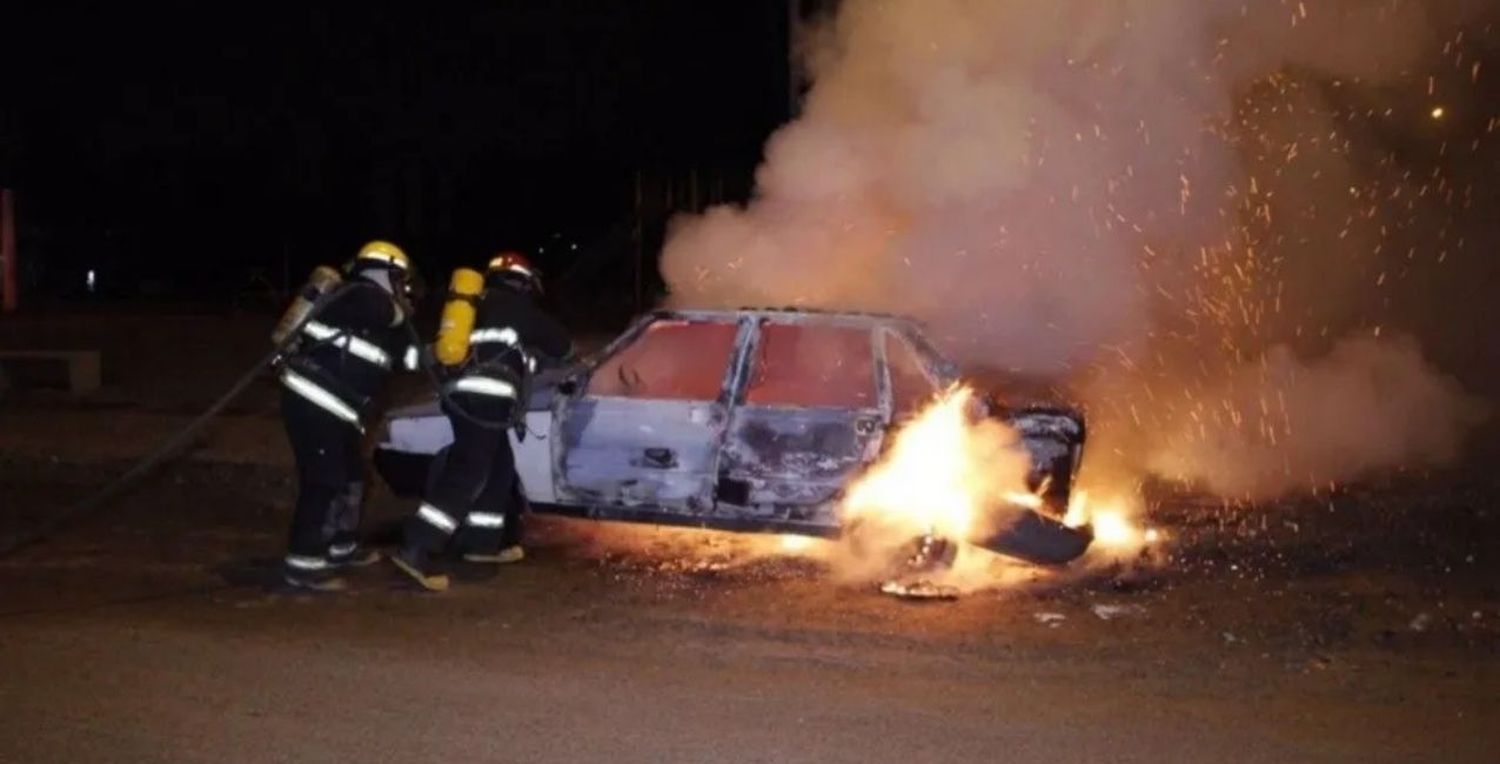 Hallan en un coche incendiado el cadáver carbonizado de un remisero