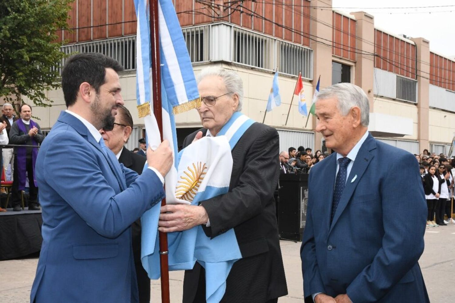 Avellaneda recordó el Día de la Bandera con un desfile cívico militar