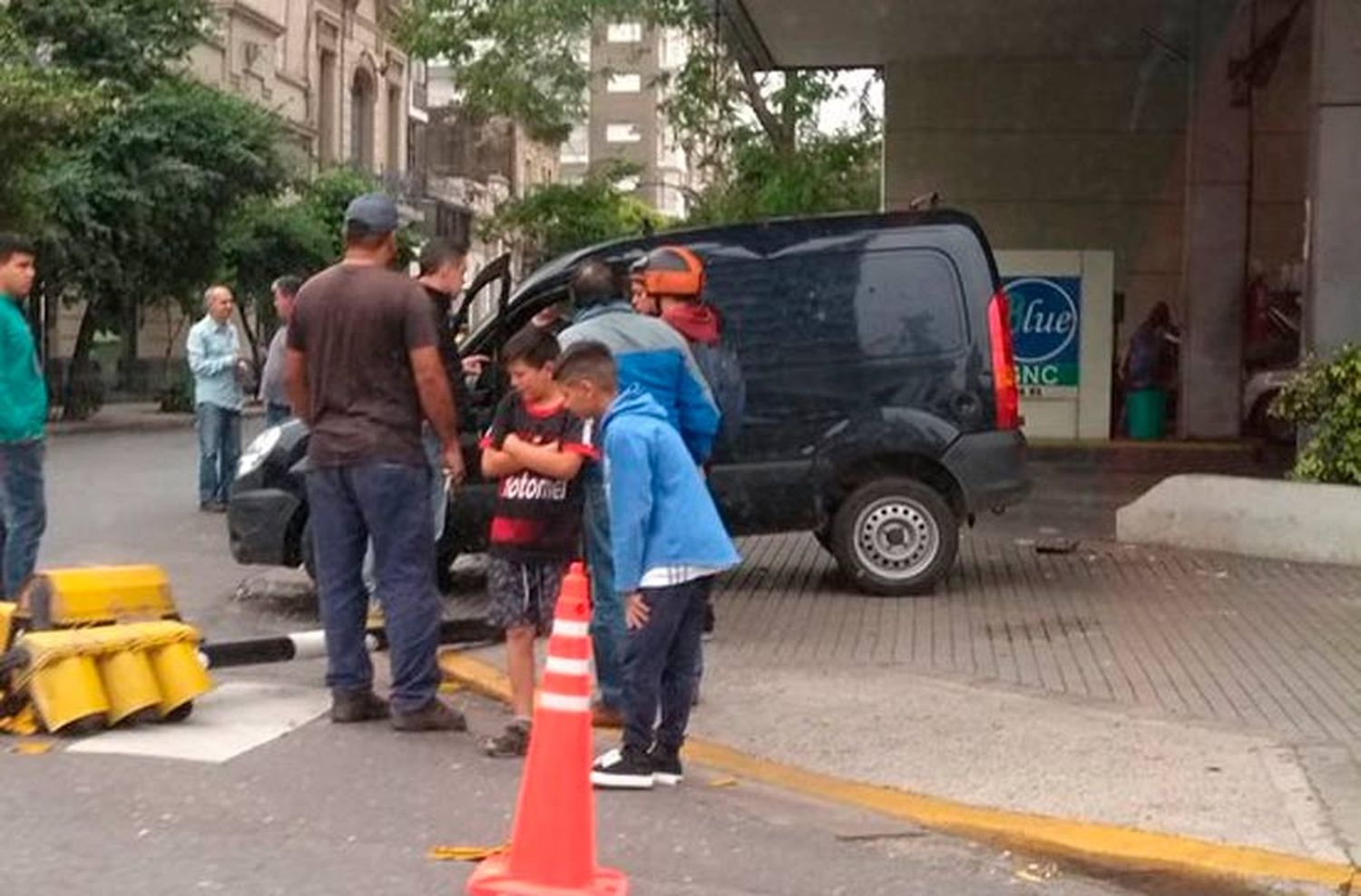 Un auto volcó y tumbó un semáforo en Pellegrini e Italia