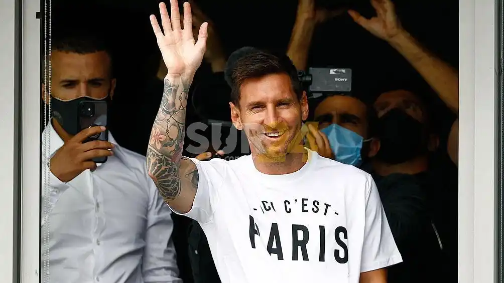 Messi llegó a París para firmar con el PSG y generó una conmoción
