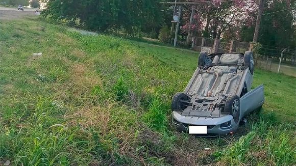 Paranaenses que regresaban de Viale volcaron su auto sobre Ruta 18