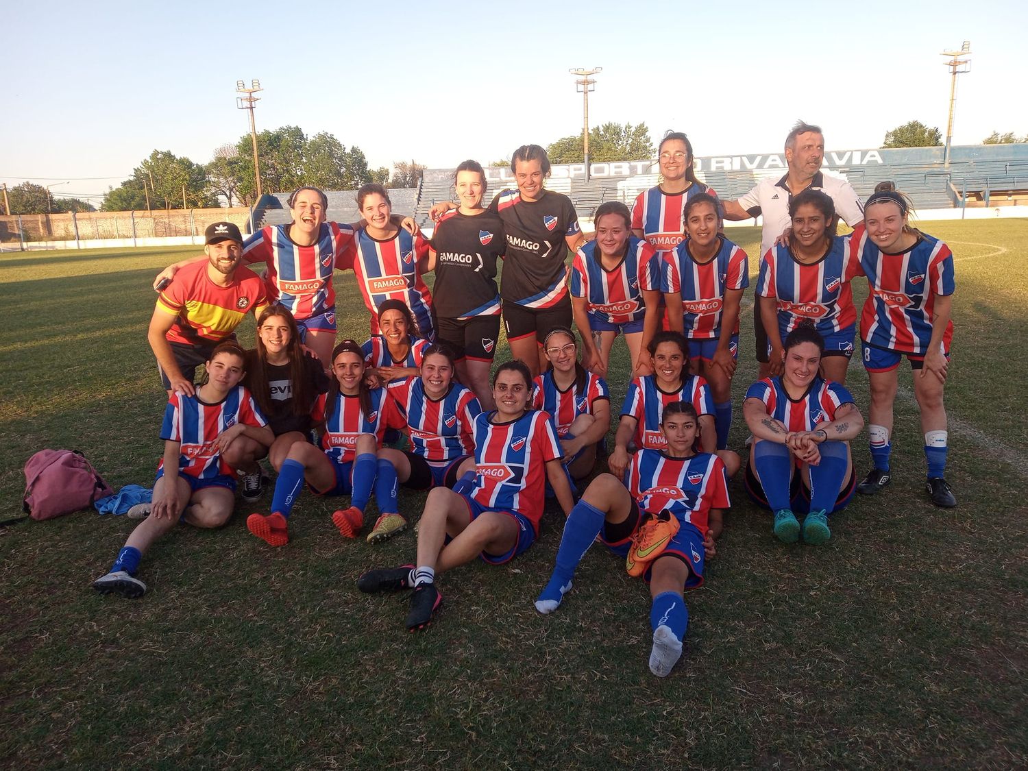 Las chicas del "Tricolor" aun no pueden sumar puntos en su debut en la Liga. Fotos gentileza: Paola Bartulo.