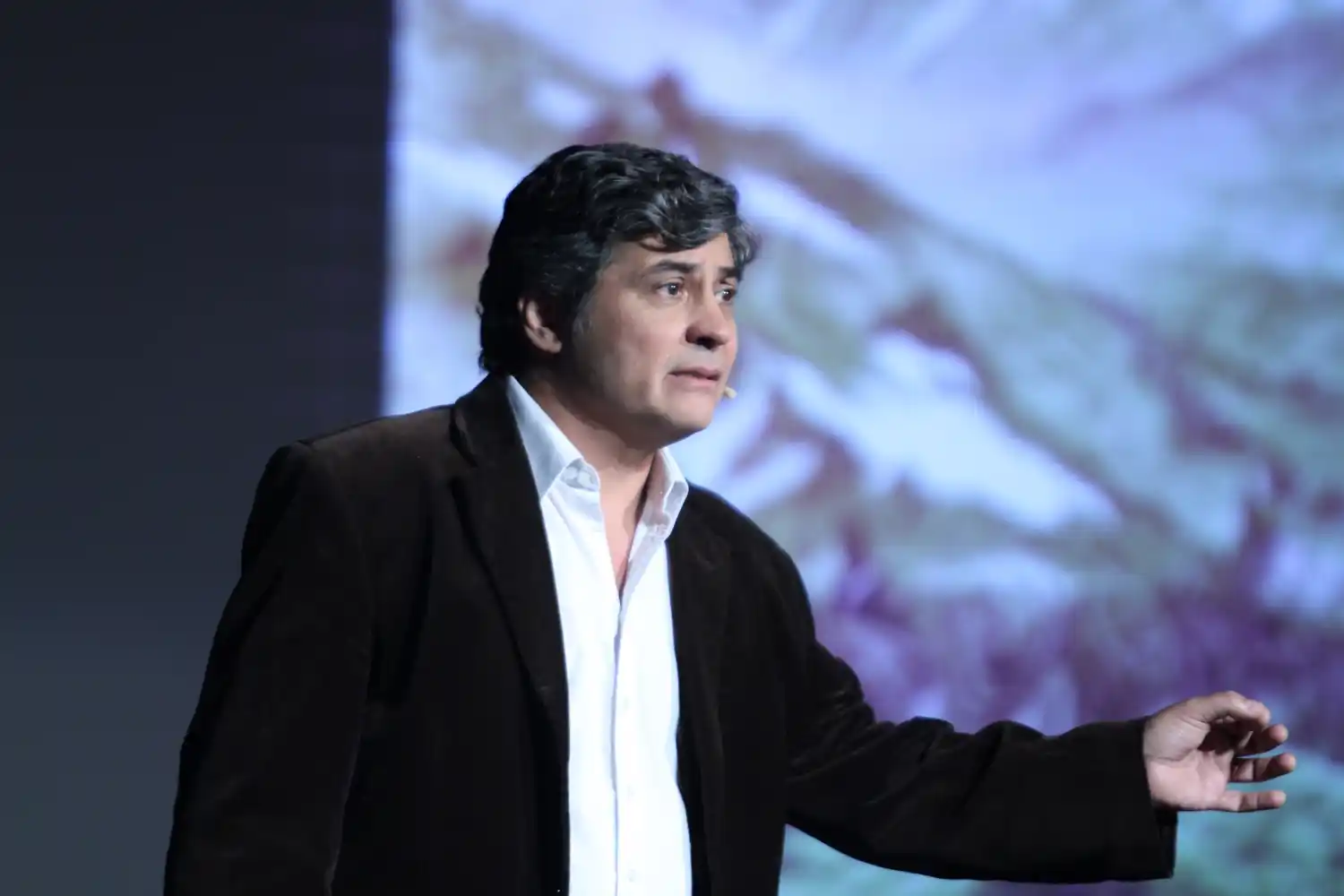 Daniel Balmaceda y Gloria Casañas en la feria "Libros en Olavarría" 