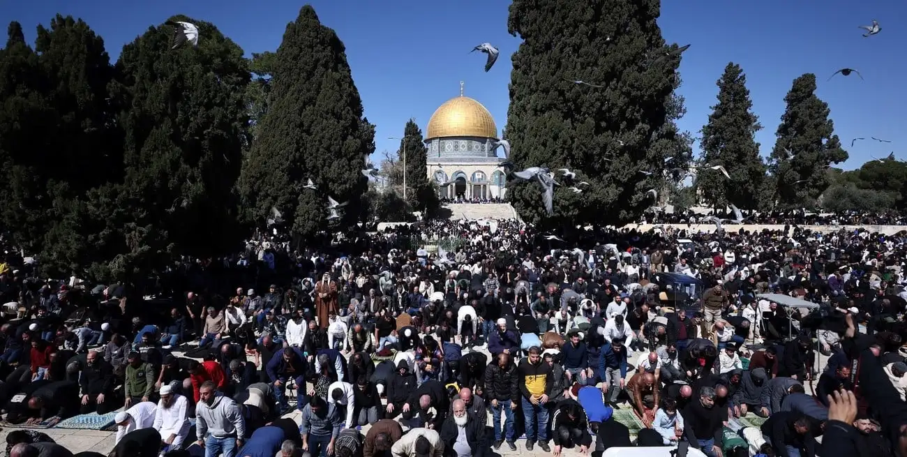 Devotos en la mezquita de Al-Aqsa, en la Ciudad Vieja de Jerusalén, el 20 de febrero de 2026. Xinhua.