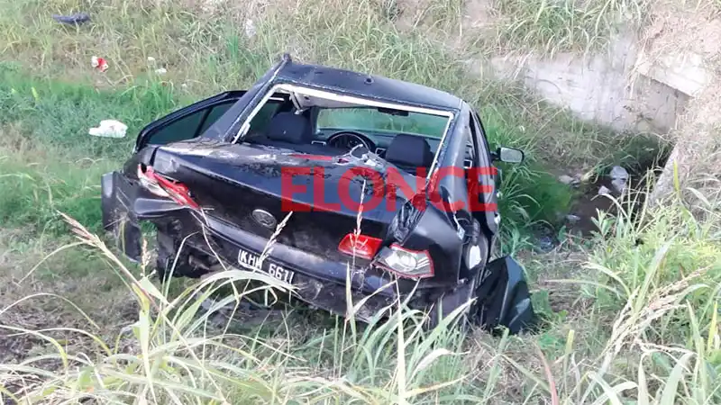 Cayó en un zanjón, lo socorrieron pero lo multaron por circular fuera de horario