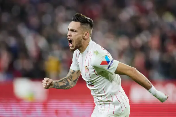 Ocampos festeja su gol para el 2-1 de Sevilla.