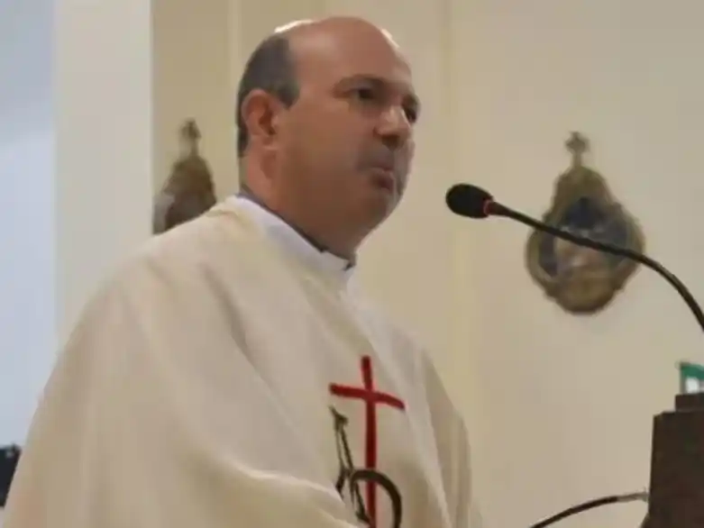 Condenaron a un sacerdote por abusar de una adolescente durante un campamento scout