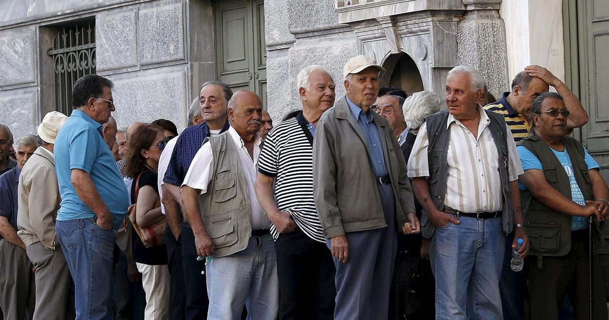 En fila. Jubilados esperando para cobrar sus haberes
