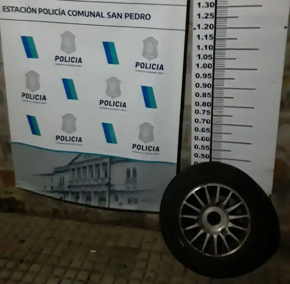 Un hombre fue aprehendido mientras robaba pertenencias de un auto