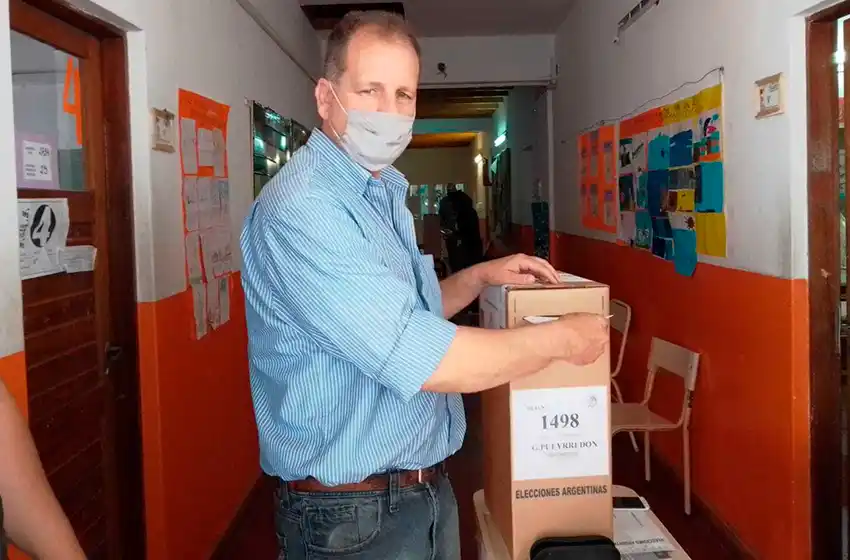 Tras el voto, Martínez destacó el "operativo militante" de fiscales