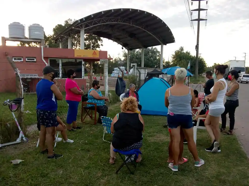 Vecinos de La Matanza acampan contra la contaminación de una fábrica: "Solo se nos permite enfermar y morir"