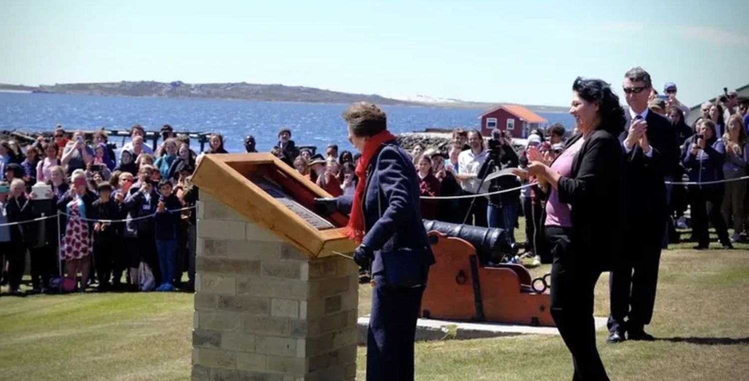 La hermana del rey Carlos III visitó Malvinas y el Gobierno lo consideró como un “acto colonial”