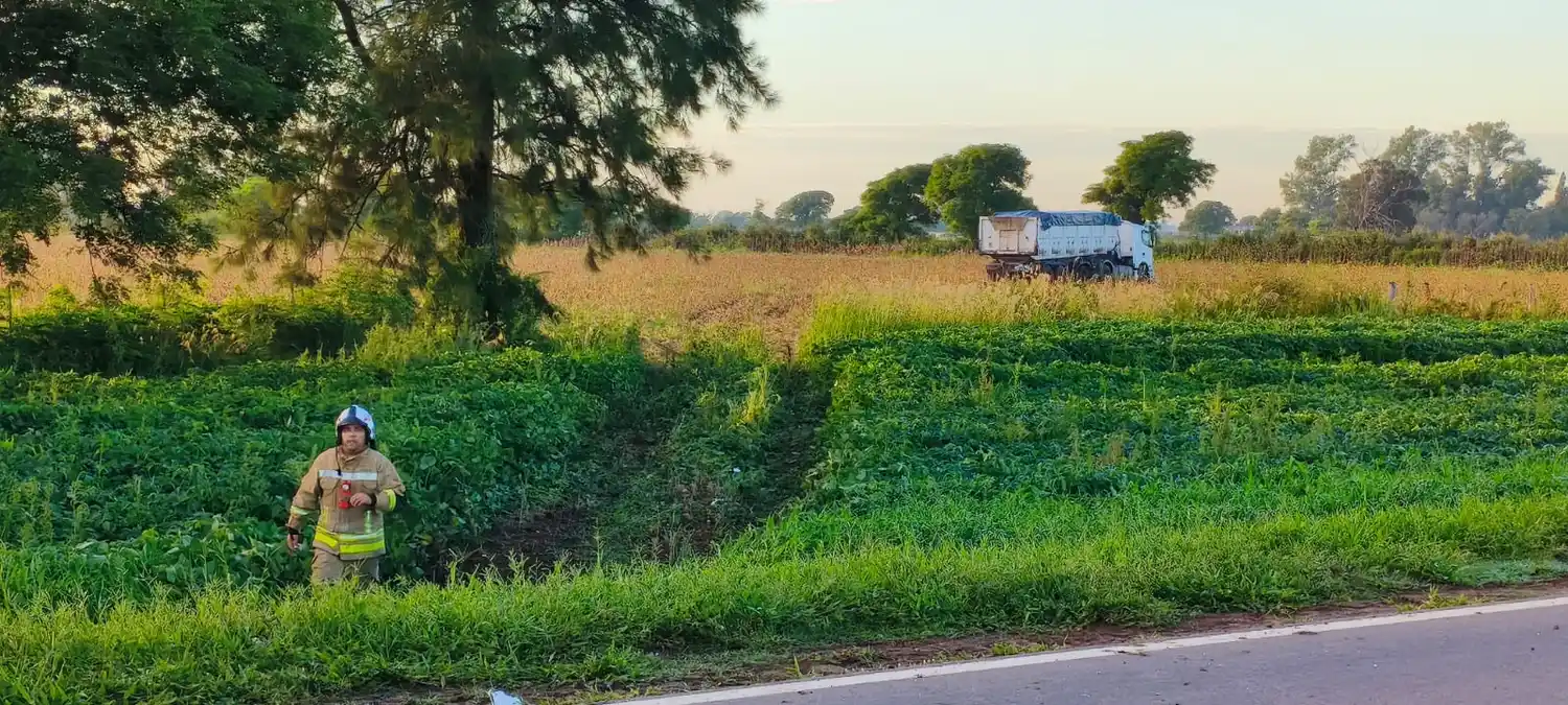 Tránsito interrumpido en Ruta Provincial 23 por un fuerte choque entre un camión y una pick-up - 2