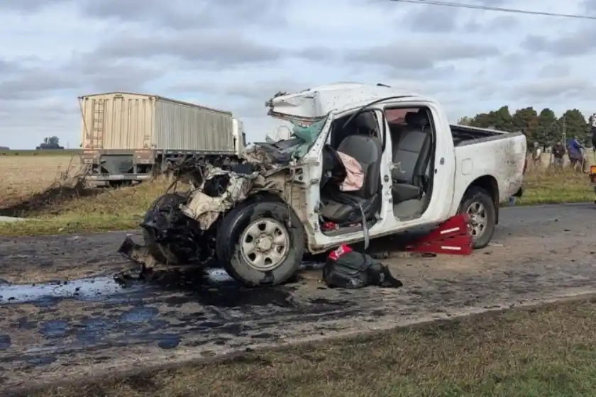 Choque fatal entre un camión y una camioneta: falleció una mujer y un hombre quedó internado