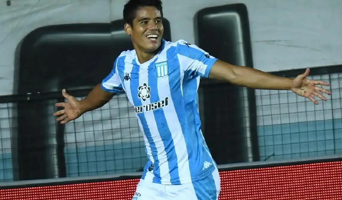 Racing acertó justo, venció a Boca y tomó la primera ventaja