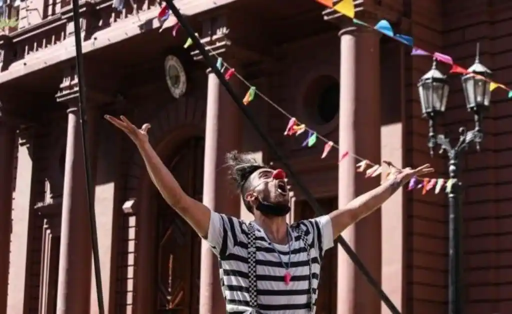 Rosario: artistas callejeros reclaman protocolos para trabajar