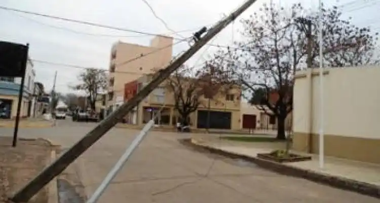 Preocupación por la caída de un poste de teléfono