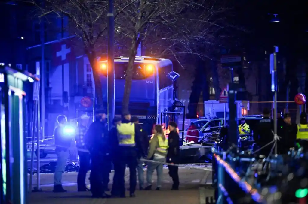 Policías desplegados en el lugar del suceso. | Henrik Montgomery (Reuters)