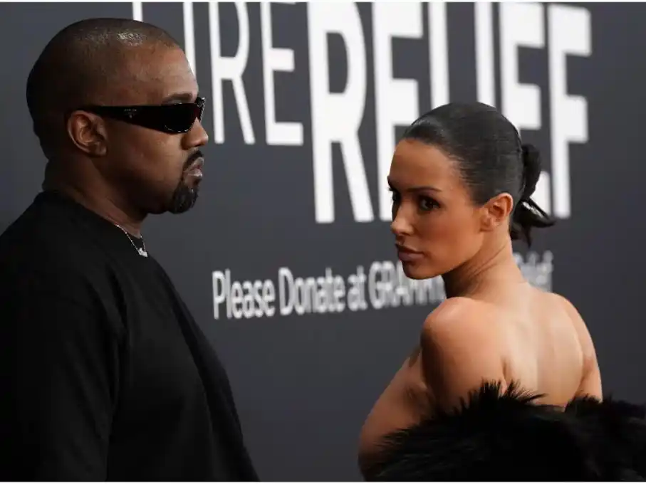 Kanye West y Bianca Censori fueron echados por su actitud provocadora en la alfombra roja. (Foto: Jordan Strauss/Invision/AP).