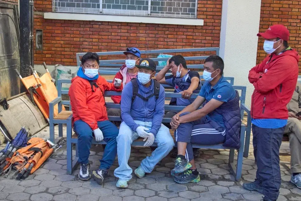 Cuatro muertos y 12 desaparecidos en Nepal tras un alud en el pico Himlung